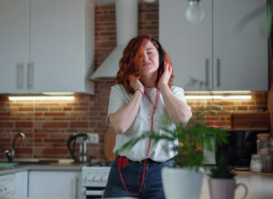 Jak skutecznie zredukować hałas w swoim mieszkaniu