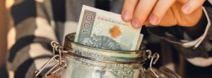 100 zł miesięcznie w obligacje skarbowe. Ile to daje po kilku latach i czy wygrywa z lokatą?